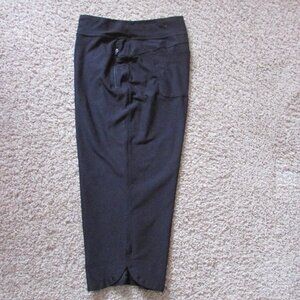 NWOT Tek Gear Large Black Drytek Pull On Elastic Waist Capri Pants Pkts